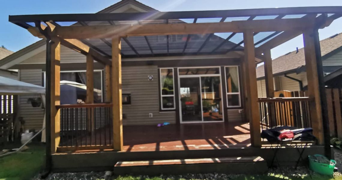 Lovley backyard patio cover with glass roof