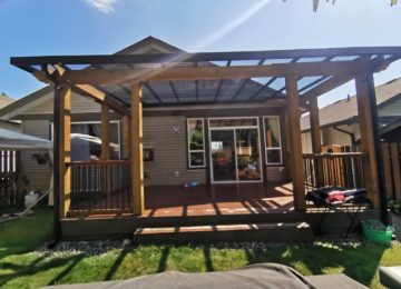 Lovley backyard patio cover with glass roof